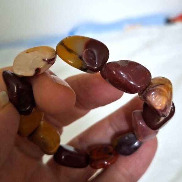 A Polished Mookaite Jasper Stone Stretchy Gemstone Bracelet Earthy Grounding - Picture 6 of 7